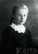 Druga połowa lat 30. do 1941, Kozienice, Polska.
Portret dziewczynki z warkoczami, ubranej w czarną bluzkę z białym kołnierzykiem.
Zdjęcie wykonane w atelier fotograficznym żydowskiego fotografa Chaima Bernemana. Przed wojną zakład mieścił się w Kozienicach na rogu ulic Warszawskiej i Maciejowickiej, przed wybuchem wojny albo już w czasie niemieckiej okupacji  został przeniesiony na ulicę Lubelską 13. Cała kolekcja jest datowana na okres od drugiej połowy lat 30-tych do roku 1941, kiedy Chaim Berneman wraz z rodziną został zesłany do obozu pracy w Wolanowie. Berneman zmarł po ucieczce z obozu.
Fot. Chaim Berneman (Chaim Berman), zbiory Ośrodka KARTA