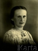 Druga połowa lat 30. do 1941, Kozienice, Polska.
Portret młodej kobiety w kwiecistej bluzce.
Zdjęcie wykonane w atelier fotograficznym żydowskiego fotografa Chaima Bernemana. Przed wojną zakład mieścił się w Kozienicach na rogu ulic Warszawskiej i Maciejowickiej, przed wybuchem wojny albo już w czasie niemieckiej okupacji  został przeniesiony na ulicę Lubelską 13. Cała kolekcja jest datowana na okres od drugiej połowy lat 30-tych do roku 1941, kiedy Chaim Berneman wraz z rodziną został zesłany do obozu pracy w Wolanowie. Berneman zmarł po ucieczce z obozu.
Fot. Chaim Berneman (Chaim Berman), zbiory Ośrodka KARTA