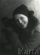 Druga połowa lat 30. do 1941, Kozienice, Polska.
Portret dziewczynki w czapce i płaszczu z futrzanym kołnierzem.
Zdjęcie wykonane w atelier fotograficznym żydowskiego fotografa Chaima Bernemana. Przed wojną zakład mieścił się w Kozienicach na rogu ulic Warszawskiej i Maciejowickiej, przed wybuchem wojny albo już w czasie niemieckiej okupacji  został przeniesiony na ulicę Lubelską 13. Cała kolekcja jest datowana na okres od drugiej połowy lat 30-tych do roku 1941, kiedy Chaim Berneman wraz z rodziną został zesłany do obozu pracy w Wolanowie. Berneman zmarł po ucieczce z obozu.
Fot. Chaim Berneman (Chaim Berman), zbiory Ośrodka KARTA
