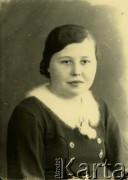 Druga połowa lat 30. do 1941, Kozienice, Polska.
Portret dziewczyny w sukience z moherowym kołnierzykiem.
Zdjęcie wykonane w atelier fotograficznym żydowskiego fotografa Chaima Bernemana. Przed wojną zakład mieścił się w Kozienicach na rogu ulic Warszawskiej i Maciejowickiej, przed wybuchem wojny albo już w czasie niemieckiej okupacji  został przeniesiony na ulicę Lubelską 13. Cała kolekcja jest datowana na okres od drugiej połowy lat 30-tych do roku 1941, kiedy Chaim Berneman wraz z rodziną został zesłany do obozu pracy w Wolanowie. Berneman zmarł po ucieczce z obozu.
Fot. Chaim Berneman (Chaim Berman), zbiory Ośrodka KARTA