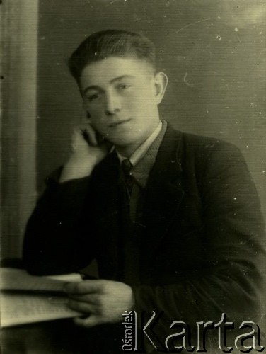 Druga połowa lat 30. do 1941, Kozienice, Polska.
Portret chłopaka w marynarce, jasnej koszuli i krawacie.
Zdjęcie wykonane w atelier fotograficznym żydowskiego fotografa Chaima Bernemana. Przed wojną zakład mieścił się w Kozienicach na rogu ulic Warszawskiej i Maciejowickiej, przed wybuchem wojny albo już w czasie niemieckiej okupacji  został przeniesiony na ulicę Lubelską 13. Cała kolekcja jest datowana na okres od drugiej połowy lat 30-tych do roku 1941, kiedy Chaim Berneman wraz z rodziną został zesłany do obozu pracy w Wolanowie. Berneman zmarł po ucieczce z obozu.
Fot. Chaim Berneman (Chaim Berman), zbiory Ośrodka KARTA