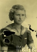 Druga połowa lat 30. do 1941, Kozienice, Polska.
Portret dziewczyny w marynarskiej bluzce.
Zdjęcie wykonane w atelier fotograficznym żydowskiego fotografa Chaima Bernemana. Przed wojną zakład mieścił się w Kozienicach na rogu ulic Warszawskiej i Maciejowickiej, przed wybuchem wojny albo już w czasie niemieckiej okupacji  został przeniesiony na ulicę Lubelską 13. Cała kolekcja jest datowana na okres od drugiej połowy lat 30-tych do roku 1941, kiedy Chaim Berneman wraz z rodziną został zesłany do obozu pracy w Wolanowie. Berneman zmarł po ucieczce z obozu.
Fot. Chaim Berneman (Chaim Berman), zbiory Ośrodka KARTA