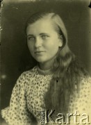 Druga połowa lat 30. do 1941, Kozienice, Polska.
Portret dziewczyny z rozpuszczonymi włosami.
Zdjęcie wykonane w atelier fotograficznym żydowskiego fotografa Chaima Bernemana. Przed wojną zakład mieścił się w Kozienicach na rogu ulic Warszawskiej i Maciejowickiej, przed wybuchem wojny albo już w czasie niemieckiej okupacji  został przeniesiony na ulicę Lubelską 13. Cała kolekcja jest datowana na okres od drugiej połowy lat 30-tych do roku 1941, kiedy Chaim Berneman wraz z rodziną został zesłany do obozu pracy w Wolanowie. Berneman zmarł po ucieczce z obozu.
Fot. Chaim Berneman (Chaim Berman), zbiory Ośrodka KARTA