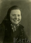 Druga połowa lat 30. do 1941, Kozienice, Polska.
Portret dziewczyny w chustce na głowie.
Zdjęcie wykonane w atelier fotograficznym żydowskiego fotografa Chaima Bernemana. Przed wojną zakład mieścił się w Kozienicach na rogu ulic Warszawskiej i Maciejowickiej, przed wybuchem wojny albo już w czasie niemieckiej okupacji  został przeniesiony na ulicę Lubelską 13. Cała kolekcja jest datowana na okres od drugiej połowy lat 30-tych do roku 1941, kiedy Chaim Berneman wraz z rodziną został zesłany do obozu pracy w Wolanowie. Berneman zmarł po ucieczce z obozu.
Fot. Chaim Berneman (Chaim Berman), zbiory Ośrodka KARTA