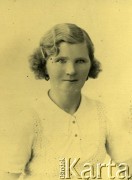 Druga połowa lat 30. do 1941, Kozienice, Polska.
Portret dziewczyny w białej bluzce.
Zdjęcie wykonane w atelier fotograficznym żydowskiego fotografa Chaima Bernemana. Przed wojną zakład mieścił się w Kozienicach na rogu ulic Warszawskiej i Maciejowickiej, przed wybuchem wojny albo już w czasie niemieckiej okupacji  został przeniesiony na ulicę Lubelską 13. Cała kolekcja jest datowana na okres od drugiej połowy lat 30-tych do roku 1941, kiedy Chaim Berneman wraz z rodziną został zesłany do obozu pracy w Wolanowie. Berneman zmarł po ucieczce z obozu.
Fot. Chaim Berneman (Chaim Berman), zbiory Ośrodka KARTA