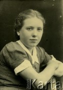 Druga połowa lat 30. do 1941, Kozienice, Polska.
Portret dziewczyny w sukience w kropki.
Zdjęcie wykonane w atelier fotograficznym żydowskiego fotografa Chaima Bernemana. Przed wojną zakład mieścił się w Kozienicach na rogu ulic Warszawskiej i Maciejowickiej, przed wybuchem wojny albo już w czasie niemieckiej okupacji  został przeniesiony na ulicę Lubelską 13. Cała kolekcja jest datowana na okres od drugiej połowy lat 30-tych do roku 1941, kiedy Chaim Berneman wraz z rodziną został zesłany do obozu pracy w Wolanowie. Berneman zmarł po ucieczce z obozu.
Fot. Chaim Berneman (Chaim Berman), zbiory Ośrodka KARTA