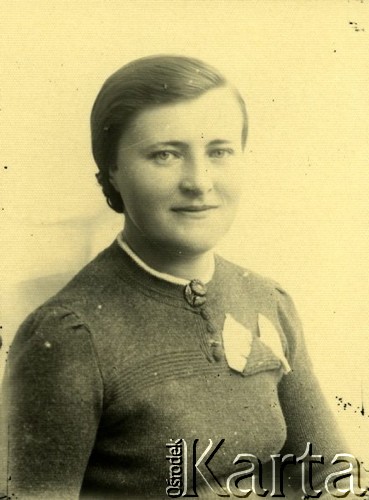 Druga połowa lat 30. do 1941, Kozienice, Polska.
Portret młodej kobiety w swetrze.
Zdjęcie wykonane w atelier fotograficznym żydowskiego fotografa Chaima Bernemana. Przed wojną zakład mieścił się w Kozienicach na rogu ulic Warszawskiej i Maciejowickiej, przed wybuchem wojny albo już w czasie niemieckiej okupacji  został przeniesiony na ulicę Lubelską 13. Cała kolekcja jest datowana na okres od drugiej połowy lat 30-tych do roku 1941, kiedy Chaim Berneman wraz z rodziną został zesłany do obozu pracy w Wolanowie. Berneman zmarł po ucieczce z obozu.
Fot. Chaim Berneman (Chaim Berman), zbiory Ośrodka KARTA