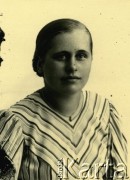 Druga połowa lat 30. do 1941, Kozienice, Polska.
Portret dziewczyny w bluzce w pasy.
Zdjęcie wykonane w atelier fotograficznym żydowskiego fotografa Chaima Bernemana. Przed wojną zakład mieścił się w Kozienicach na rogu ulic Warszawskiej i Maciejowickiej, przed wybuchem wojny albo już w czasie niemieckiej okupacji  został przeniesiony na ulicę Lubelską 13. Cała kolekcja jest datowana na okres od drugiej połowy lat 30-tych do roku 1941, kiedy Chaim Berneman wraz z rodziną został zesłany do obozu pracy w Wolanowie. Berneman zmarł po ucieczce z obozu.
Fot. Chaim Berneman (Chaim Berman), zbiory Ośrodka KARTA