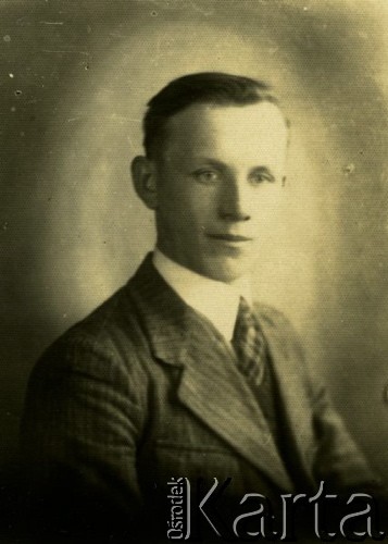 Druga połowa lat 30. do 1941, Kozienice, Polska.
Portret młodego mężczyzny w marynarce, jasnej koszuli i krawacie.
Zdjęcie wykonane w atelier fotograficznym żydowskiego fotografa Chaima Bernemana. Przed wojną zakład mieścił się w Kozienicach na rogu ulic Warszawskiej i Maciejowickiej, przed wybuchem wojny albo już w czasie niemieckiej okupacji  został przeniesiony na ulicę Lubelską 13. Cała kolekcja jest datowana na okres od drugiej połowy lat 30-tych do roku 1941, kiedy Chaim Berneman wraz z rodziną został zesłany do obozu pracy w Wolanowie. Berneman zmarł po ucieczce z obozu.
Fot. Chaim Berneman (Chaim Berman), zbiory Ośrodka KARTA