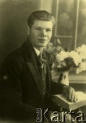 Druga połowa lat 30. do 1941, Kozienice, Polska.
Portret chłopaka w marynarce, jasnej koszuli i krawacie.
Zdjęcie wykonane w atelier fotograficznym żydowskiego fotografa Chaima Bernemana. Przed wojną zakład mieścił się w Kozienicach na rogu ulic Warszawskiej i Maciejowickiej, przed wybuchem wojny albo już w czasie niemieckiej okupacji  został przeniesiony na ulicę Lubelską 13. Cała kolekcja jest datowana na okres od drugiej połowy lat 30-tych do roku 1941, kiedy Chaim Berneman wraz z rodziną został zesłany do obozu pracy w Wolanowie. Berneman zmarł po ucieczce z obozu.
Fot. Chaim Berneman (Chaim Berman), zbiory Ośrodka KARTA