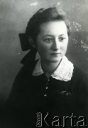 Druga połowa lat 30. do 1941, Kozienice, Polska.
Portret dziewczyny w czarnej bluzce z białym kołnierzykiem.
Zdjęcie wykonane w atelier fotograficznym żydowskiego fotografa Chaima Bernemana. Przed wojną zakład mieścił się w Kozienicach na rogu ulic Warszawskiej i Maciejowickiej, przed wybuchem wojny albo już w czasie niemieckiej okupacji  został przeniesiony na ulicę Lubelską 13. Cała kolekcja jest datowana na okres od drugiej połowy lat 30-tych do roku 1941, kiedy Chaim Berneman wraz z rodziną został zesłany do obozu pracy w Wolanowie. Berneman zmarł po ucieczce z obozu.
Fot. Chaim Berneman (Chaim Berman), zbiory Ośrodka KARTA