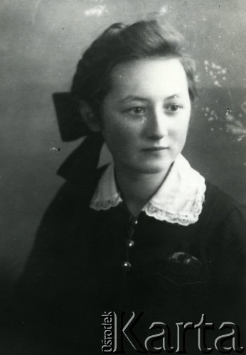 Druga połowa lat 30. do 1941, Kozienice, Polska.
Portret dziewczyny w czarnej bluzce z białym kołnierzykiem.
Zdjęcie wykonane w atelier fotograficznym żydowskiego fotografa Chaima Bernemana. Przed wojną zakład mieścił się w Kozienicach na rogu ulic Warszawskiej i Maciejowickiej, przed wybuchem wojny albo już w czasie niemieckiej okupacji  został przeniesiony na ulicę Lubelską 13. Cała kolekcja jest datowana na okres od drugiej połowy lat 30-tych do roku 1941, kiedy Chaim Berneman wraz z rodziną został zesłany do obozu pracy w Wolanowie. Berneman zmarł po ucieczce z obozu.
Fot. Chaim Berneman (Chaim Berman), zbiory Ośrodka KARTA
