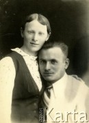 Druga połowa lat 30. do 1941, Kozienice, Polska.
Portret młodej kobiety w białej bluzce i kamizelce oraz mężczyzny w białej koszuli i krawacie.
Zdjęcie wykonane w atelier fotograficznym żydowskiego fotografa Chaima Bernemana. Przed wojną zakład mieścił się w Kozienicach na rogu ulic Warszawskiej i Maciejowickiej, przed wybuchem wojny albo już w czasie niemieckiej okupacji  został przeniesiony na ulicę Lubelską 13. Cała kolekcja jest datowana na okres od drugiej połowy lat 30-tych do roku 1941, kiedy Chaim Berneman wraz z rodziną został zesłany do obozu pracy w Wolanowie. Berneman zmarł po ucieczce z obozu.
Fot. Chaim Berneman (Chaim Berman), zbiory Ośrodka KARTA