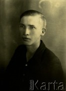 Druga połowa lat 30. do 1941, Kozienice, Polska.
Portret chłopaka w ciemnym ubraniu.
Zdjęcie wykonane w atelier fotograficznym żydowskiego fotografa Chaima Bernemana. Przed wojną zakład mieścił się w Kozienicach na rogu ulic Warszawskiej i Maciejowickiej, przed wybuchem wojny albo już w czasie niemieckiej okupacji  został przeniesiony na ulicę Lubelską 13. Cała kolekcja jest datowana na okres od drugiej połowy lat 30-tych do roku 1941, kiedy Chaim Berneman wraz z rodziną został zesłany do obozu pracy w Wolanowie. Berneman zmarł po ucieczce z obozu.
Fot. Chaim Berneman (Chaim Berman), zbiory Ośrodka KARTA