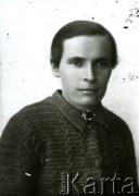 Druga połowa lat 30. do 1941, Kozienice, Polska.
Portret kobiety w swetrze spiętym pod szyją broszką.
Zdjęcie wykonane w atelier fotograficznym żydowskiego fotografa Chaima Bernemana. Przed wojną zakład mieścił się w Kozienicach na rogu ulic Warszawskiej i Maciejowickiej, przed wybuchem wojny albo już w czasie niemieckiej okupacji  został przeniesiony na ulicę Lubelską 13. Cała kolekcja jest datowana na okres od drugiej połowy lat 30-tych do roku 1941, kiedy Chaim Berneman wraz z rodziną został zesłany do obozu pracy w Wolanowie. Berneman zmarł po ucieczce z obozu.
Fot. Chaim Berneman (Chaim Berman), zbiory Ośrodka KARTA