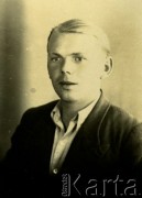 Druga połowa lat 30. do 1941, Kozienice, Polska.
Portret chłopaka w marynarce i jasnej koszuli.
Zdjęcie wykonane w atelier fotograficznym żydowskiego fotografa Chaima Bernemana. Przed wojną zakład mieścił się w Kozienicach na rogu ulic Warszawskiej i Maciejowickiej, przed wybuchem wojny albo już w czasie niemieckiej okupacji  został przeniesiony na ulicę Lubelską 13. Cała kolekcja jest datowana na okres od drugiej połowy lat 30-tych do roku 1941, kiedy Chaim Berneman wraz z rodziną został zesłany do obozu pracy w Wolanowie. Berneman zmarł po ucieczce z obozu.
Fot. Chaim Berneman (Chaim Berman), zbiory Ośrodka KARTA