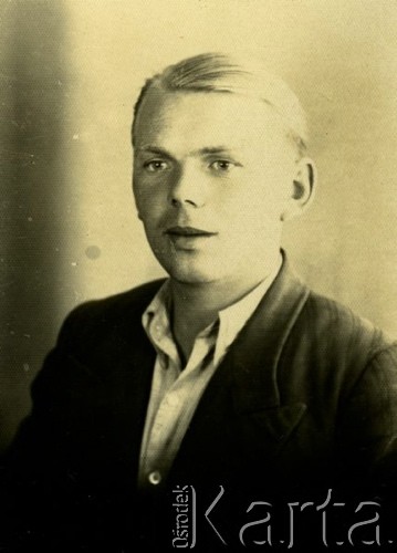 Druga połowa lat 30. do 1941, Kozienice, Polska.
Portret chłopaka w marynarce i jasnej koszuli.
Zdjęcie wykonane w atelier fotograficznym żydowskiego fotografa Chaima Bernemana. Przed wojną zakład mieścił się w Kozienicach na rogu ulic Warszawskiej i Maciejowickiej, przed wybuchem wojny albo już w czasie niemieckiej okupacji  został przeniesiony na ulicę Lubelską 13. Cała kolekcja jest datowana na okres od drugiej połowy lat 30-tych do roku 1941, kiedy Chaim Berneman wraz z rodziną został zesłany do obozu pracy w Wolanowie. Berneman zmarł po ucieczce z obozu.
Fot. Chaim Berneman (Chaim Berman), zbiory Ośrodka KARTA