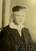 Druga połowa lat 30. do 1941, Kozienice, Polska.
Portret chłopaka w marynarce i jasnej koszuli.
Zdjęcie wykonane w atelier fotograficznym żydowskiego fotografa Chaima Bernemana. Przed wojną zakład mieścił się w Kozienicach na rogu ulic Warszawskiej i Maciejowickiej, przed wybuchem wojny albo już w czasie niemieckiej okupacji  został przeniesiony na ulicę Lubelską 13. Cała kolekcja jest datowana na okres od drugiej połowy lat 30-tych do roku 1941, kiedy Chaim Berneman wraz z rodziną został zesłany do obozu pracy w Wolanowie. Berneman zmarł po ucieczce z obozu.
Fot. Chaim Berneman (Chaim Berman), zbiory Ośrodka KARTA