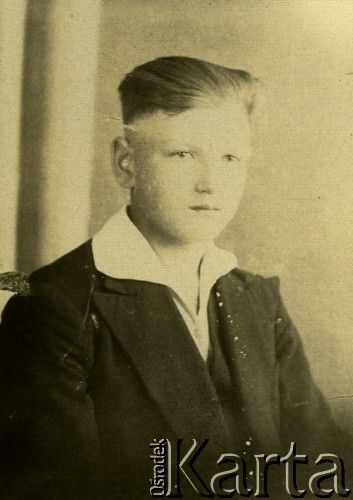 Druga połowa lat 30. do 1941, Kozienice, Polska.
Portret chłopaka w marynarce i jasnej koszuli.
Zdjęcie wykonane w atelier fotograficznym żydowskiego fotografa Chaima Bernemana. Przed wojną zakład mieścił się w Kozienicach na rogu ulic Warszawskiej i Maciejowickiej, przed wybuchem wojny albo już w czasie niemieckiej okupacji  został przeniesiony na ulicę Lubelską 13. Cała kolekcja jest datowana na okres od drugiej połowy lat 30-tych do roku 1941, kiedy Chaim Berneman wraz z rodziną został zesłany do obozu pracy w Wolanowie. Berneman zmarł po ucieczce z obozu.
Fot. Chaim Berneman (Chaim Berman), zbiory Ośrodka KARTA