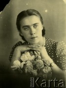 Druga połowa lat 30. do 1941, Kozienice, Polska.
Portret młodej kobiety z kwiatami.
Zdjęcie wykonane w atelier fotograficznym żydowskiego fotografa Chaima Bernemana. Przed wojną zakład mieścił się w Kozienicach na rogu ulic Warszawskiej i Maciejowickiej, przed wybuchem wojny albo już w czasie niemieckiej okupacji  został przeniesiony na ulicę Lubelską 13. Cała kolekcja jest datowana na okres od drugiej połowy lat 30-tych do roku 1941, kiedy Chaim Berneman wraz z rodziną został zesłany do obozu pracy w Wolanowie. Berneman zmarł po ucieczce z obozu.
Fot. Chaim Berneman (Chaim Berman), zbiory Ośrodka KARTA