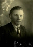 Druga połowa lat 30. do 1941, Kozienice, Polska.
Portret chłopaka w marynarce, jasnej koszuli i krawacie.
Zdjęcie wykonane w atelier fotograficznym żydowskiego fotografa Chaima Bernemana. Przed wojną zakład mieścił się w Kozienicach na rogu ulic Warszawskiej i Maciejowickiej, przed wybuchem wojny albo już w czasie niemieckiej okupacji  został przeniesiony na ulicę Lubelską 13. Cała kolekcja jest datowana na okres od drugiej połowy lat 30-tych do roku 1941, kiedy Chaim Berneman wraz z rodziną został zesłany do obozu pracy w Wolanowie. Berneman zmarł po ucieczce z obozu.
Fot. Chaim Berneman (Chaim Berman), zbiory Ośrodka KARTA