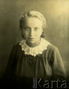 Druga połowa lat 30. do 1941, Kozienice, Polska.
Portret dziewczyny w sukience z białym kołnierzykiem.
Zdjęcie wykonane w atelier fotograficznym żydowskiego fotografa Chaima Bernemana. Przed wojną zakład mieścił się w Kozienicach na rogu ulic Warszawskiej i Maciejowickiej, przed wybuchem wojny albo już w czasie niemieckiej okupacji  został przeniesiony na ulicę Lubelską 13. Cała kolekcja jest datowana na okres od drugiej połowy lat 30-tych do roku 1941, kiedy Chaim Berneman wraz z rodziną został zesłany do obozu pracy w Wolanowie. Berneman zmarł po ucieczce z obozu.
Fot. Chaim Berneman (Chaim Berman), zbiory Ośrodka KARTA