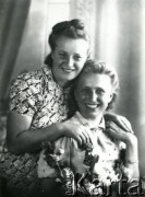 Druga połowa lat 30. do 1941, Kozienice, Polska.
Portret dwóch młodych kobiet.
Zdjęcie wykonane w atelier fotograficznym żydowskiego fotografa Chaima Bernemana. Przed wojną zakład mieścił się w Kozienicach na rogu ulic Warszawskiej i Maciejowickiej, przed wybuchem wojny albo już w czasie niemieckiej okupacji  został przeniesiony na ulicę Lubelską 13. Cała kolekcja jest datowana na okres od drugiej połowy lat 30-tych do roku 1941, kiedy Chaim Berneman wraz z rodziną został zesłany do obozu pracy w Wolanowie. Berneman zmarł po ucieczce z obozu.
Fot. Chaim Berneman (Chaim Berman), zbiory Ośrodka KARTA