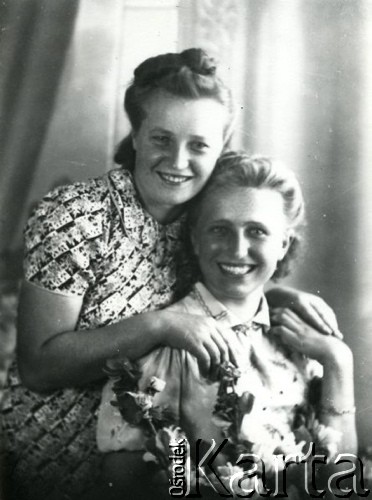 Druga połowa lat 30. do 1941, Kozienice, Polska.
Portret dwóch młodych kobiet.
Zdjęcie wykonane w atelier fotograficznym żydowskiego fotografa Chaima Bernemana. Przed wojną zakład mieścił się w Kozienicach na rogu ulic Warszawskiej i Maciejowickiej, przed wybuchem wojny albo już w czasie niemieckiej okupacji  został przeniesiony na ulicę Lubelską 13. Cała kolekcja jest datowana na okres od drugiej połowy lat 30-tych do roku 1941, kiedy Chaim Berneman wraz z rodziną został zesłany do obozu pracy w Wolanowie. Berneman zmarł po ucieczce z obozu.
Fot. Chaim Berneman (Chaim Berman), zbiory Ośrodka KARTA