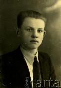 Druga połowa lat 30. do 1941, Kozienice, Polska.
Portret chłopaka w marynarce, jasnej koszuli i krawacie.
Zdjęcie wykonane w atelier fotograficznym żydowskiego fotografa Chaima Bernemana. Przed wojną zakład mieścił się w Kozienicach na rogu ulic Warszawskiej i Maciejowickiej, przed wybuchem wojny albo już w czasie niemieckiej okupacji  został przeniesiony na ulicę Lubelską 13. Cała kolekcja jest datowana na okres od drugiej połowy lat 30-tych do roku 1941, kiedy Chaim Berneman wraz z rodziną został zesłany do obozu pracy w Wolanowie. Berneman zmarł po ucieczce z obozu.
Fot. Chaim Berneman (Chaim Berman), zbiory Ośrodka KARTA