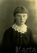 Druga połowa lat 30. do 1941, Kozienice, Polska.
Portret dziewczynki w ciemnej bluzce z białym kołnierzykiem.
Zdjęcie wykonane w atelier fotograficznym żydowskiego fotografa Chaima Bernemana. Przed wojną zakład mieścił się w Kozienicach na rogu ulic Warszawskiej i Maciejowickiej, przed wybuchem wojny albo już w czasie niemieckiej okupacji  został przeniesiony na ulicę Lubelską 13. Cała kolekcja jest datowana na okres od drugiej połowy lat 30-tych do roku 1941, kiedy Chaim Berneman wraz z rodziną został zesłany do obozu pracy w Wolanowie. Berneman zmarł po ucieczce z obozu.
Fot. Chaim Berneman (Chaim Berman), zbiory Ośrodka KARTA