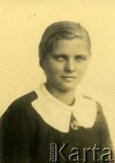 Druga połowa lat 30. do 1941, Kozienice, Polska.
Portret dziewczyny w ciemnej bluzce z białym kołnierzykiem.
Zdjęcie wykonane w atelier fotograficznym żydowskiego fotografa Chaima Bernemana. Przed wojną zakład mieścił się w Kozienicach na rogu ulic Warszawskiej i Maciejowickiej, przed wybuchem wojny albo już w czasie niemieckiej okupacji  został przeniesiony na ulicę Lubelską 13. Cała kolekcja jest datowana na okres od drugiej połowy lat 30-tych do roku 1941, kiedy Chaim Berneman wraz z rodziną został zesłany do obozu pracy w Wolanowie. Berneman zmarł po ucieczce z obozu.
Fot. Chaim Berneman (Chaim Berman), zbiory Ośrodka KARTA