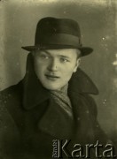 Druga połowa lat 30. do 1941, Kozienice, Polska.
Portret młodego mężczyzny w płaszczu i kapeluszu.
Zdjęcie wykonane w atelier fotograficznym żydowskiego fotografa Chaima Bernemana. Przed wojną zakład mieścił się w Kozienicach na rogu ulic Warszawskiej i Maciejowickiej, przed wybuchem wojny albo już w czasie niemieckiej okupacji  został przeniesiony na ulicę Lubelską 13. Cała kolekcja jest datowana na okres od drugiej połowy lat 30-tych do roku 1941, kiedy Chaim Berneman wraz z rodziną został zesłany do obozu pracy w Wolanowie. Berneman zmarł po ucieczce z obozu.
Fot. Chaim Berneman (Chaim Berman), zbiory Ośrodka KARTA