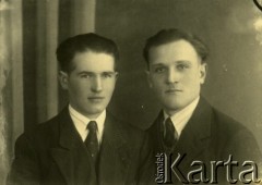 Druga połowa lat 30. do 1941, Kozienice, Polska.
Portret dwóch młodych mężczyzn w marynarkach, jasnych koszulach i krawatach.
Zdjęcie wykonane w atelier fotograficznym żydowskiego fotografa Chaima Bernemana. Przed wojną zakład mieścił się w Kozienicach na rogu ulic Warszawskiej i Maciejowickiej, przed wybuchem wojny albo już w czasie niemieckiej okupacji  został przeniesiony na ulicę Lubelską 13. Cała kolekcja jest datowana na okres od drugiej połowy lat 30-tych do roku 1941, kiedy Chaim Berneman wraz z rodziną został zesłany do obozu pracy w Wolanowie. Berneman zmarł po ucieczce z obozu.
Fot. Chaim Berneman (Chaim Berman), zbiory Ośrodka KARTA