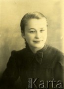 Druga połowa lat 30. do 1941, Kozienice, Polska.
Portret dziewczyny w ciemnej bluzce.
Zdjęcie wykonane w atelier fotograficznym żydowskiego fotografa Chaima Bernemana. Przed wojną zakład mieścił się w Kozienicach na rogu ulic Warszawskiej i Maciejowickiej, przed wybuchem wojny albo już w czasie niemieckiej okupacji  został przeniesiony na ulicę Lubelską 13. Cała kolekcja jest datowana na okres od drugiej połowy lat 30-tych do roku 1941, kiedy Chaim Berneman wraz z rodziną został zesłany do obozu pracy w Wolanowie. Berneman zmarł po ucieczce z obozu.
Fot. Chaim Berneman (Chaim Berman), zbiory Ośrodka KARTA