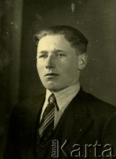 Druga połowa lat 30. do 1941, Kozienice, Polska.
Portret chłopaka w marynarce, jasnej koszuli i krawacie.
Zdjęcie wykonane w atelier fotograficznym żydowskiego fotografa Chaima Bernemana. Przed wojną zakład mieścił się w Kozienicach na rogu ulic Warszawskiej i Maciejowickiej, przed wybuchem wojny albo już w czasie niemieckiej okupacji  został przeniesiony na ulicę Lubelską 13. Cała kolekcja jest datowana na okres od drugiej połowy lat 30-tych do roku 1941, kiedy Chaim Berneman wraz z rodziną został zesłany do obozu pracy w Wolanowie. Berneman zmarł po ucieczce z obozu.
Fot. Chaim Berneman (Chaim Berman), zbiory Ośrodka KARTA