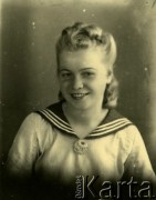 Druga połowa lat 30. do 1941, Kozienice, Polska.
Portret dziewczyny w białej bluzce z marynarskim kołnierzem.
Zdjęcie wykonane w atelier fotograficznym żydowskiego fotografa Chaima Bernemana. Przed wojną zakład mieścił się w Kozienicach na rogu ulic Warszawskiej i Maciejowickiej, przed wybuchem wojny albo już w czasie niemieckiej okupacji  został przeniesiony na ulicę Lubelską 13. Cała kolekcja jest datowana na okres od drugiej połowy lat 30-tych do roku 1941, kiedy Chaim Berneman wraz z rodziną został zesłany do obozu pracy w Wolanowie. Berneman zmarł po ucieczce z obozu.
Fot. Chaim Berneman (Chaim Berman), zbiory Ośrodka KARTA