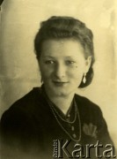 Druga połowa lat 30. do 1941, Kozienice, Polska.
Portret dziewczyny w ciemnej bluzce i z koralami na szyi.
Zdjęcie wykonane w atelier fotograficznym żydowskiego fotografa Chaima Bernemana. Przed wojną zakład mieścił się w Kozienicach na rogu ulic Warszawskiej i Maciejowickiej, przed wybuchem wojny albo już w czasie niemieckiej okupacji  został przeniesiony na ulicę Lubelską 13. Cała kolekcja jest datowana na okres od drugiej połowy lat 30-tych do roku 1941, kiedy Chaim Berneman wraz z rodziną został zesłany do obozu pracy w Wolanowie. Berneman zmarł po ucieczce z obozu.
Fot. Chaim Berneman (Chaim Berman), zbiory Ośrodka KARTA