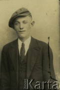 Druga połowa lat 30. do 1941, Kozienice, Polska.
Portret młodego mężczyzny w kaszkiecie, marynarce, jasnej koszuli i krawacie.
Zdjęcie wykonane w atelier fotograficznym żydowskiego fotografa Chaima Bernemana. Przed wojną zakład mieścił się w Kozienicach na rogu ulic Warszawskiej i Maciejowickiej, przed wybuchem wojny albo już w czasie niemieckiej okupacji  został przeniesiony na ulicę Lubelską 13. Cała kolekcja jest datowana na okres od drugiej połowy lat 30-tych do roku 1941, kiedy Chaim Berneman wraz z rodziną został zesłany do obozu pracy w Wolanowie. Berneman zmarł po ucieczce z obozu.
Fot. Chaim Berneman (Chaim Berman), zbiory Ośrodka KARTA