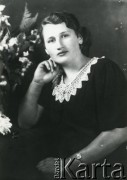 Druga połowa lat 30. do 1941, Kozienice, Polska.
Portret młodej kobiety w ciemnej sukience z białym kołnierzykiem.
Zdjęcie wykonane w atelier fotograficznym żydowskiego fotografa Chaima Bernemana. Przed wojną zakład mieścił się w Kozienicach na rogu ulic Warszawskiej i Maciejowickiej, przed wybuchem wojny albo już w czasie niemieckiej okupacji  został przeniesiony na ulicę Lubelską 13. Cała kolekcja jest datowana na okres od drugiej połowy lat 30-tych do roku 1941, kiedy Chaim Berneman wraz z rodziną został zesłany do obozu pracy w Wolanowie. Berneman zmarł po ucieczce z obozu.
Fot. Chaim Berneman (Chaim Berman), zbiory Ośrodka KARTA