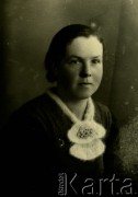 Druga połowa lat 30. do 1941, Kozienice, Polska.
Portret kobiety w moherowym szaliku spiętym broszką.
Zdjęcie wykonane w atelier fotograficznym żydowskiego fotografa Chaima Bernemana. Przed wojną zakład mieścił się w Kozienicach na rogu ulic Warszawskiej i Maciejowickiej, przed wybuchem wojny albo już w czasie niemieckiej okupacji  został przeniesiony na ulicę Lubelską 13. Cała kolekcja jest datowana na okres od drugiej połowy lat 30-tych do roku 1941, kiedy Chaim Berneman wraz z rodziną został zesłany do obozu pracy w Wolanowie. Berneman zmarł po ucieczce z obozu.
Fot. Chaim Berneman (Chaim Berman), zbiory Ośrodka KARTA