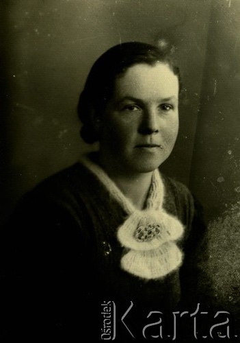 Druga połowa lat 30. do 1941, Kozienice, Polska.
Portret kobiety w moherowym szaliku spiętym broszką.
Zdjęcie wykonane w atelier fotograficznym żydowskiego fotografa Chaima Bernemana. Przed wojną zakład mieścił się w Kozienicach na rogu ulic Warszawskiej i Maciejowickiej, przed wybuchem wojny albo już w czasie niemieckiej okupacji  został przeniesiony na ulicę Lubelską 13. Cała kolekcja jest datowana na okres od drugiej połowy lat 30-tych do roku 1941, kiedy Chaim Berneman wraz z rodziną został zesłany do obozu pracy w Wolanowie. Berneman zmarł po ucieczce z obozu.
Fot. Chaim Berneman (Chaim Berman), zbiory Ośrodka KARTA