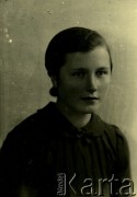 Druga połowa lat 30. do 1941, Kozienice, Polska.
Portret dziewczyny w ciemnej bluzce.
Zdjęcie wykonane w atelier fotograficznym żydowskiego fotografa Chaima Bernemana. Przed wojną zakład mieścił się w Kozienicach na rogu ulic Warszawskiej i Maciejowickiej, przed wybuchem wojny albo już w czasie niemieckiej okupacji  został przeniesiony na ulicę Lubelską 13. Cała kolekcja jest datowana na okres od drugiej połowy lat 30-tych do roku 1941, kiedy Chaim Berneman wraz z rodziną został zesłany do obozu pracy w Wolanowie. Berneman zmarł po ucieczce z obozu.
Fot. Chaim Berneman (Chaim Berman), zbiory Ośrodka KARTA
