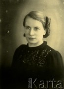 Druga połowa lat 30. do 1941, Kozienice, Polska.
Portret kobiety w czarnej bluzce.
Zdjęcie wykonane w atelier fotograficznym żydowskiego fotografa Chaima Bernemana. Przed wojną zakład mieścił się w Kozienicach na rogu ulic Warszawskiej i Maciejowickiej, przed wybuchem wojny albo już w czasie niemieckiej okupacji  został przeniesiony na ulicę Lubelską 13. Cała kolekcja jest datowana na okres od drugiej połowy lat 30-tych do roku 1941, kiedy Chaim Berneman wraz z rodziną został zesłany do obozu pracy w Wolanowie. Berneman zmarł po ucieczce z obozu.
Fot. Chaim Berneman (Chaim Berman), zbiory Ośrodka KARTA