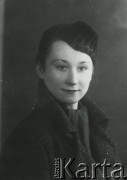 Druga połowa lat 30. do 1941, Kozienice, Polska.
Portret dziewczyny w płaszczu i czapce.
Zdjęcie wykonane w atelier fotograficznym żydowskiego fotografa Chaima Bernemana. Przed wojną zakład mieścił się w Kozienicach na rogu ulic Warszawskiej i Maciejowickiej, przed wybuchem wojny albo już w czasie niemieckiej okupacji  został przeniesiony na ulicę Lubelską 13. Cała kolekcja jest datowana na okres od drugiej połowy lat 30-tych do roku 1941, kiedy Chaim Berneman wraz z rodziną został zesłany do obozu pracy w Wolanowie. Berneman zmarł po ucieczce z obozu.
Fot. Chaim Berneman (Chaim Berman), zbiory Ośrodka KARTA