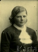Druga połowa lat 30. do 1941, Kozienice, Polska.
Portret dziewczyny w moherowym szaliku.
Zdjęcie wykonane w atelier fotograficznym żydowskiego fotografa Chaima Bernemana. Przed wojną zakład mieścił się w Kozienicach na rogu ulic Warszawskiej i Maciejowickiej, przed wybuchem wojny albo już w czasie niemieckiej okupacji  został przeniesiony na ulicę Lubelską 13. Cała kolekcja jest datowana na okres od drugiej połowy lat 30-tych do roku 1941, kiedy Chaim Berneman wraz z rodziną został zesłany do obozu pracy w Wolanowie. Berneman zmarł po ucieczce z obozu.
Fot. Chaim Berneman (Chaim Berman), zbiory Ośrodka KARTA