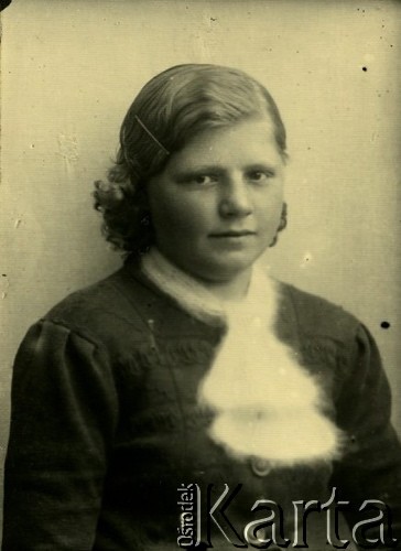Druga połowa lat 30. do 1941, Kozienice, Polska.
Portret dziewczyny w moherowym szaliku.
Zdjęcie wykonane w atelier fotograficznym żydowskiego fotografa Chaima Bernemana. Przed wojną zakład mieścił się w Kozienicach na rogu ulic Warszawskiej i Maciejowickiej, przed wybuchem wojny albo już w czasie niemieckiej okupacji  został przeniesiony na ulicę Lubelską 13. Cała kolekcja jest datowana na okres od drugiej połowy lat 30-tych do roku 1941, kiedy Chaim Berneman wraz z rodziną został zesłany do obozu pracy w Wolanowie. Berneman zmarł po ucieczce z obozu.
Fot. Chaim Berneman (Chaim Berman), zbiory Ośrodka KARTA
