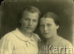 Druga połowa lat 30. do 1941, Kozienice, Polska.
Portret dwóch dziewczyn w jasnych bluzkach.
Zdjęcie wykonane w atelier fotograficznym żydowskiego fotografa Chaima Bernemana. Przed wojną zakład mieścił się w Kozienicach na rogu ulic Warszawskiej i Maciejowickiej, przed wybuchem wojny albo już w czasie niemieckiej okupacji  został przeniesiony na ulicę Lubelską 13. Cała kolekcja jest datowana na okres od drugiej połowy lat 30-tych do roku 1941, kiedy Chaim Berneman wraz z rodziną został zesłany do obozu pracy w Wolanowie. Berneman zmarł po ucieczce z obozu.
Fot. Chaim Berneman (Chaim Berman), zbiory Ośrodka KARTA