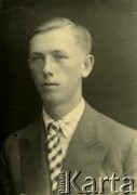 Druga połowa lat 30. do 1941, Kozienice, Polska.
Portret chłopaka w marynarce, jasnej koszuli i krawacie.
Zdjęcie wykonane w atelier fotograficznym żydowskiego fotografa Chaima Bernemana. Przed wojną zakład mieścił się w Kozienicach na rogu ulic Warszawskiej i Maciejowickiej, przed wybuchem wojny albo już w czasie niemieckiej okupacji  został przeniesiony na ulicę Lubelską 13. Cała kolekcja jest datowana na okres od drugiej połowy lat 30-tych do roku 1941, kiedy Chaim Berneman wraz z rodziną został zesłany do obozu pracy w Wolanowie. Berneman zmarł po ucieczce z obozu.
Fot. Chaim Berneman (Chaim Berman), zbiory Ośrodka KARTA