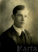 Druga połowa lat 30. do 1941, Kozienice, Polska.
Portret chłopaka w marynarce, białej koszuli i krawacie.
Zdjęcie wykonane w atelier fotograficznym żydowskiego fotografa Chaima Bernemana. Przed wojną zakład mieścił się w Kozienicach na rogu ulic Warszawskiej i Maciejowickiej, przed wybuchem wojny albo już w czasie niemieckiej okupacji  został przeniesiony na ulicę Lubelską 13. Cała kolekcja jest datowana na okres od drugiej połowy lat 30-tych do roku 1941, kiedy Chaim Berneman wraz z rodziną został zesłany do obozu pracy w Wolanowie. Berneman zmarł po ucieczce z obozu.
Fot. Chaim Berneman (Chaim Berman), zbiory Ośrodka KARTA