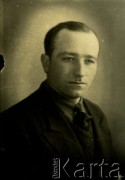 Druga połowa lat 30. do 1941, Kozienice, Polska.
Portret mężczyzny w marynarce, ciemnej koszuli i krawacie.
Zdjęcie wykonane w atelier fotograficznym żydowskiego fotografa Chaima Bernemana. Przed wojną zakład mieścił się w Kozienicach na rogu ulic Warszawskiej i Maciejowickiej, przed wybuchem wojny albo już w czasie niemieckiej okupacji  został przeniesiony na ulicę Lubelską 13. Cała kolekcja jest datowana na okres od drugiej połowy lat 30-tych do roku 1941, kiedy Chaim Berneman wraz z rodziną został zesłany do obozu pracy w Wolanowie. Berneman zmarł po ucieczce z obozu.
Fot. Chaim Berneman (Chaim Berman), zbiory Ośrodka KARTA